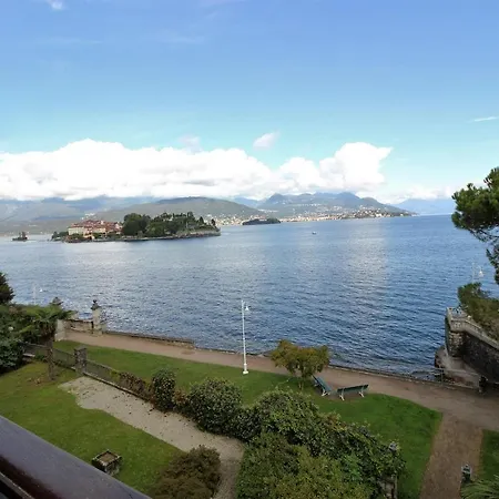 On The Lake Side With A Magnificent View Of The Borromean Islands Apartment *
