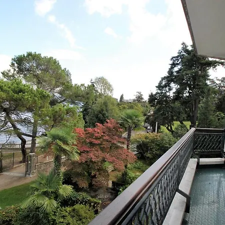 On The Lake Side With A Magnificent View Of The Borromean Islands Apartment *