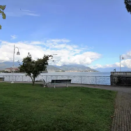On The Lake Side With A Magnificent View Of The Borromean Islands Apartment
