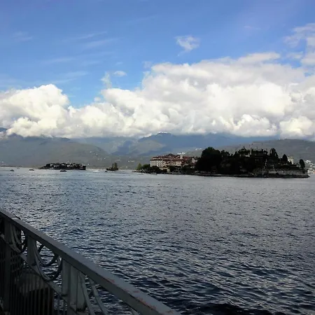 On The Lake Side With A Magnificent View Of The Borromean Islands Apartment